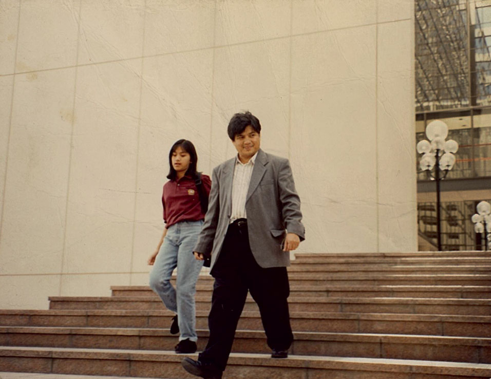 Jun and Karmi at the Dubai Municipality, April 1994 | Photo courtesy of Karmi Palafox