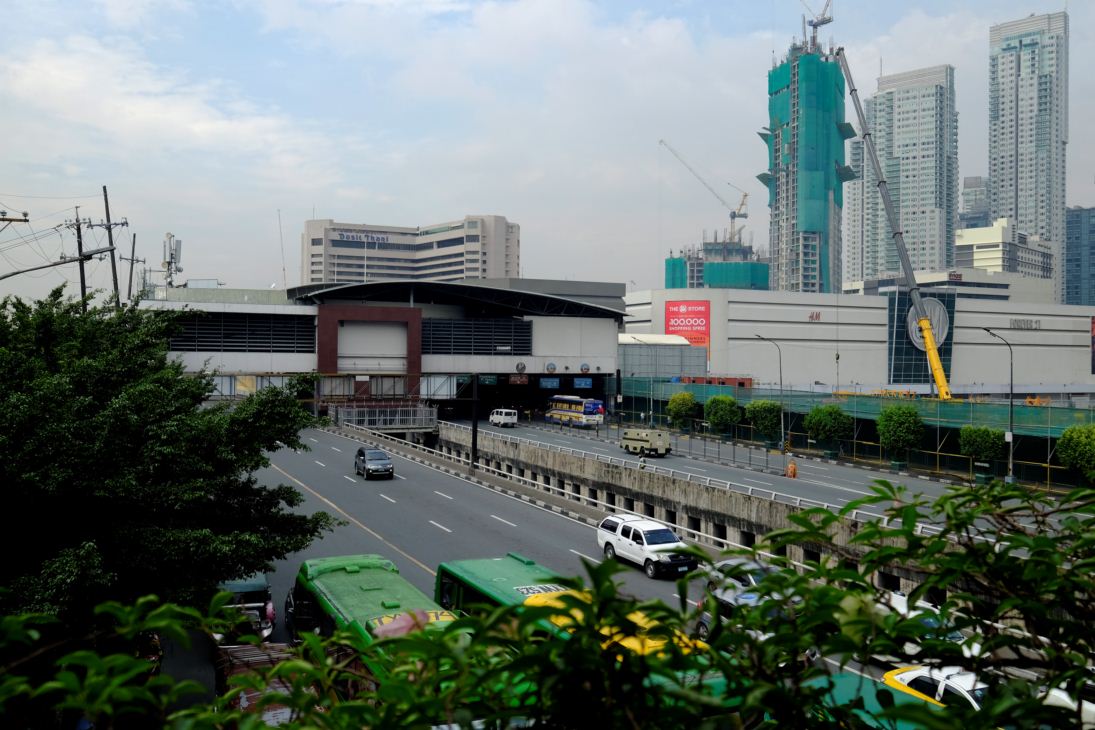 The Ayala MRT station is atop the EDSA northbound lane, train tracks, and southbound lane. The available clear sidewalk width for pedestrians are bound by the welded wire fences, some landscaping, and steel construction board-ups.