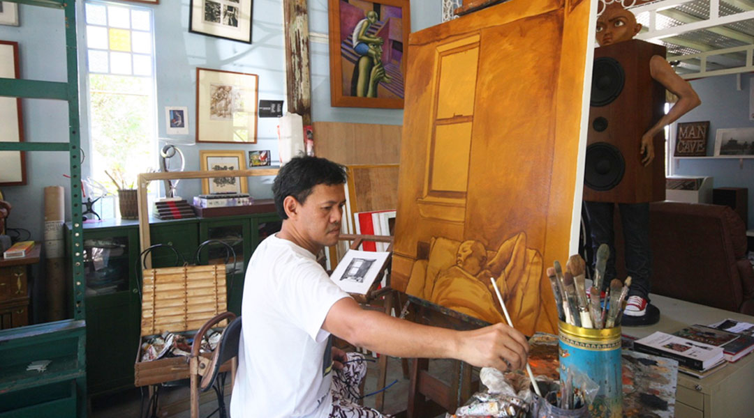 Elmer Borlongan in his studio in 2015