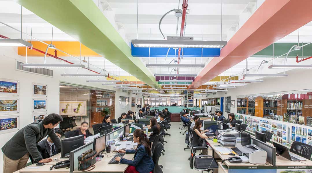 Like their old office in Jaka Building along Ayala Avenue, the new Palafox office features bright colors for its interior design. According to Jun Palafox, “Palafox green,” the firm’s brand color, represents their commitment to environmental design. Then, the crimson red on the ceiling reminds him (and others) of his time at Harvard University.