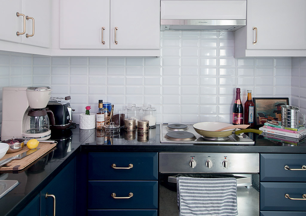 CDATA[Condo dwellers, especially those who lease the unit, are all familiar with this scenario: a compact kitchen with even more compact cabinets to hold your essentials. In finding something you need, you go over the different cabinets only to find out that something you’re looking for was in the first cabinet all along.
![condoliving condo kitchen update