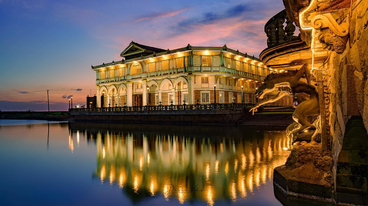 Las Casas Filipinas de Acuzar at night.