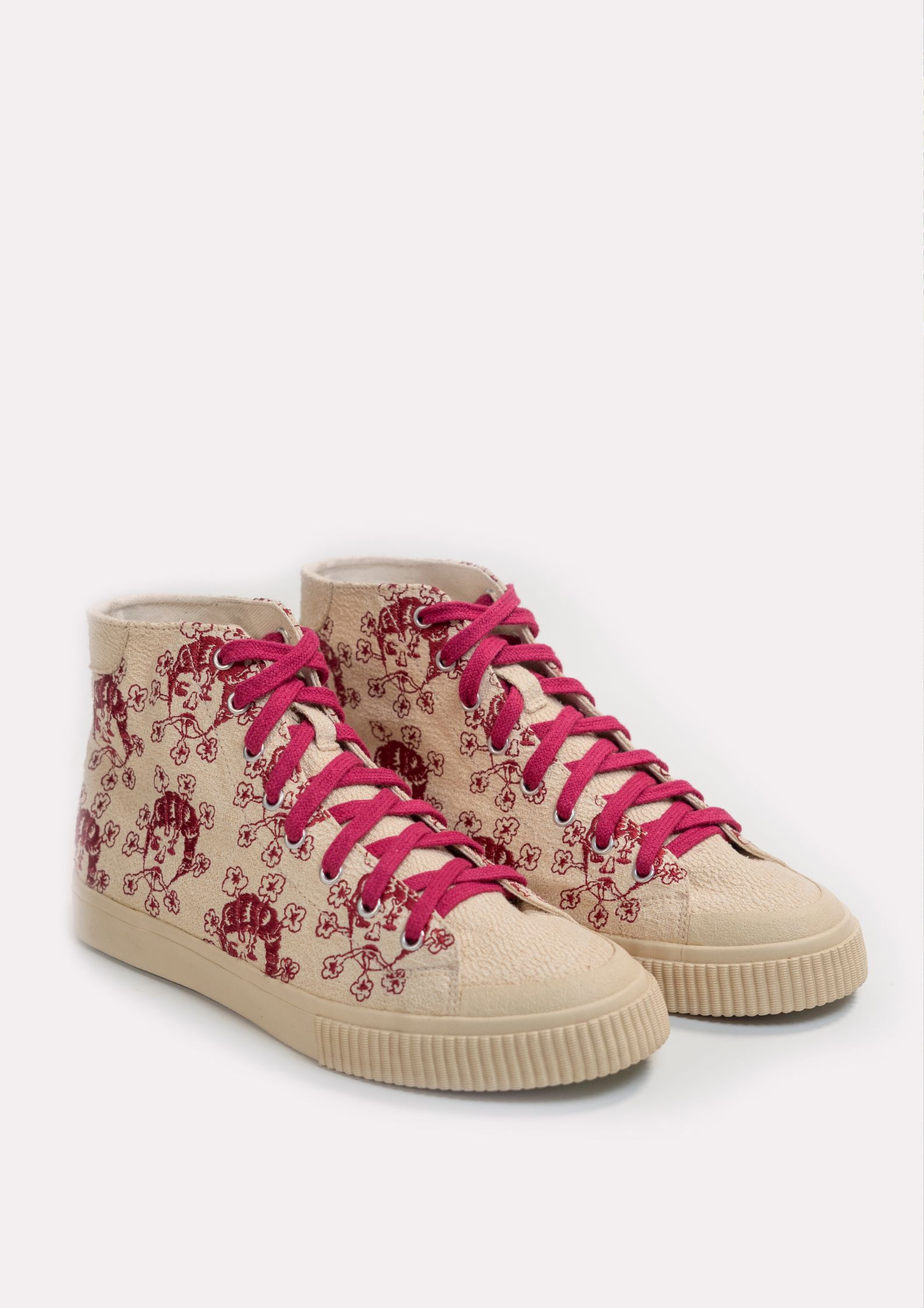 Beige LakArt sneakers with red laces by Doktor Karayom.