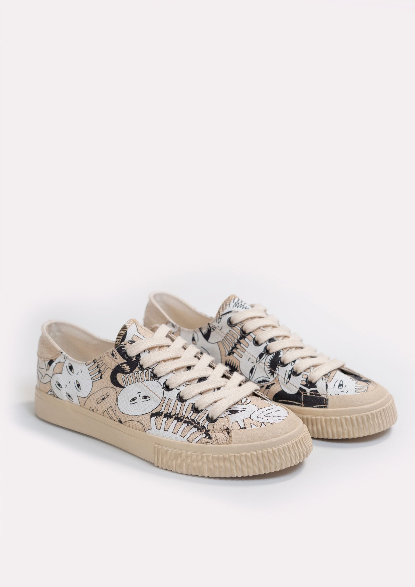 Beige LakArt sneakers with white laces by Garapata.