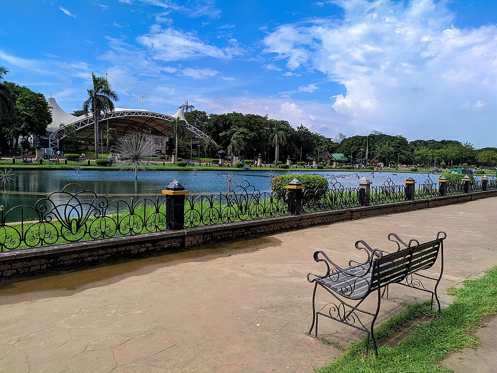 A photograph of Rizal Park. Photo by LemuelSalibio. Source: Wikimedia Commons.