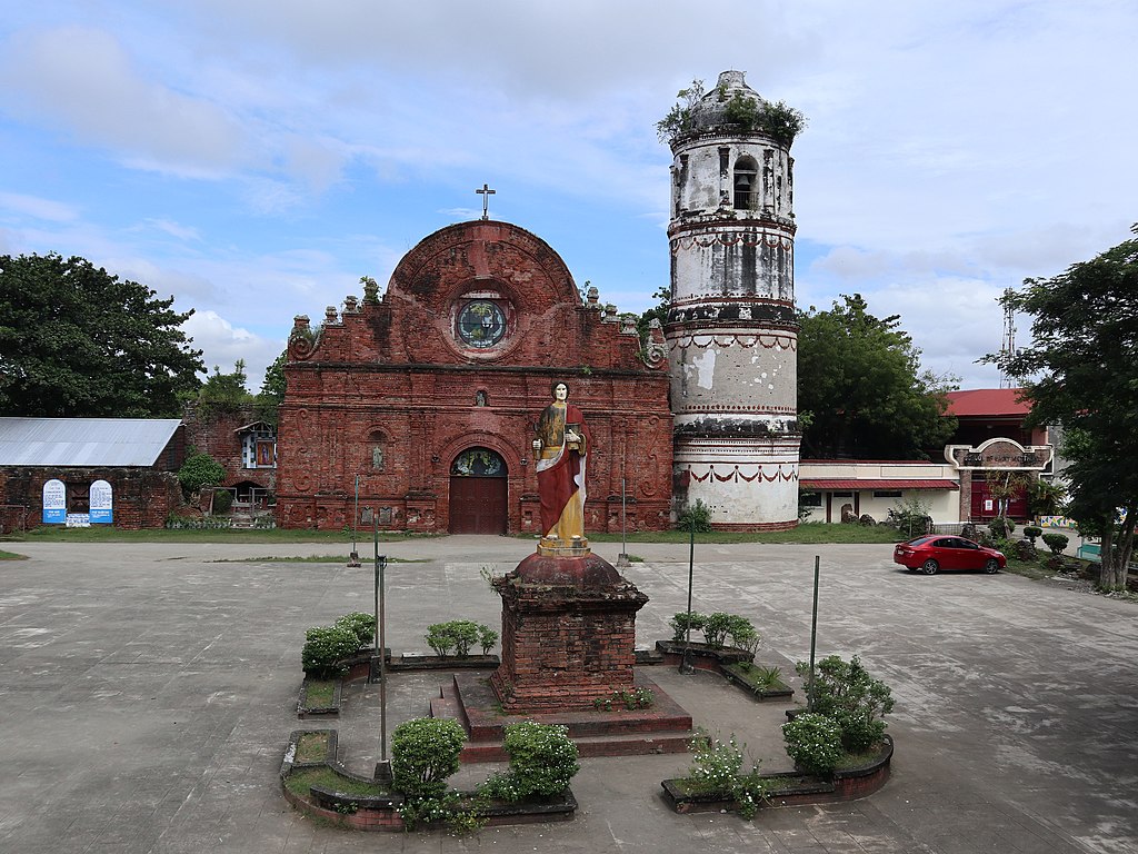 The front of the Tumauini Church. Photo by Patrickroque01. Source: Wikimedia Commons.