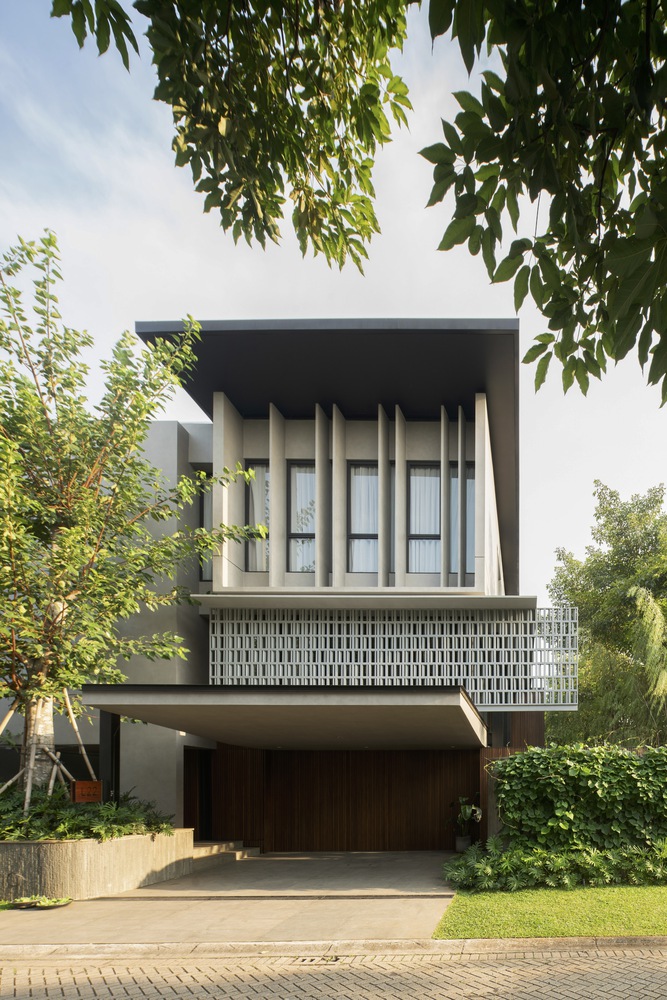 The exterior of ID House at daylight. Photos by Wahana Architects.