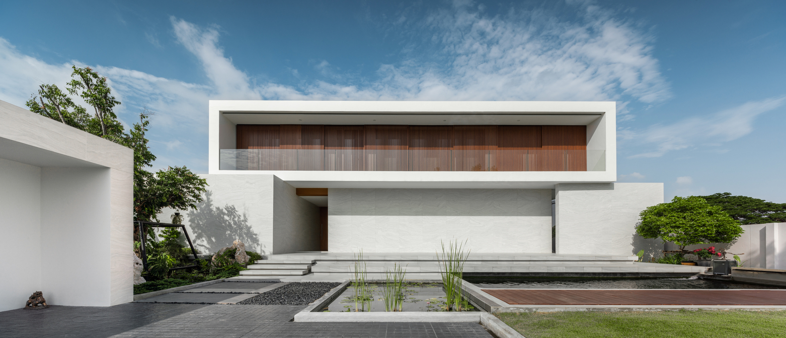 Front view of Sunset House. Photos by DOF Sky|Ground.