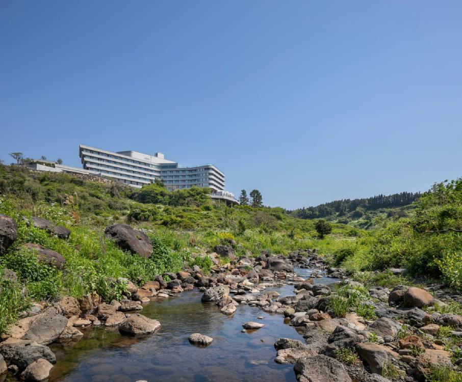 The view of the hotel from the valley. Photo by Yoon Joonhwan.