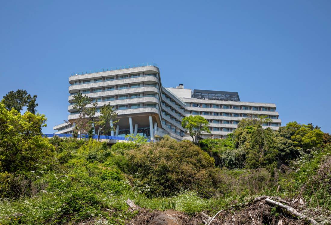 View of the building from the cliffside. Photo by Yoon Joonhwan.