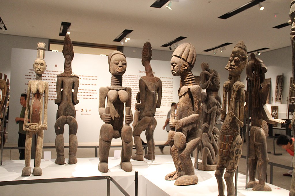 An exhibit of African art in a museum. Photo by Gary Todd. Source: Wikimedia Commons.
