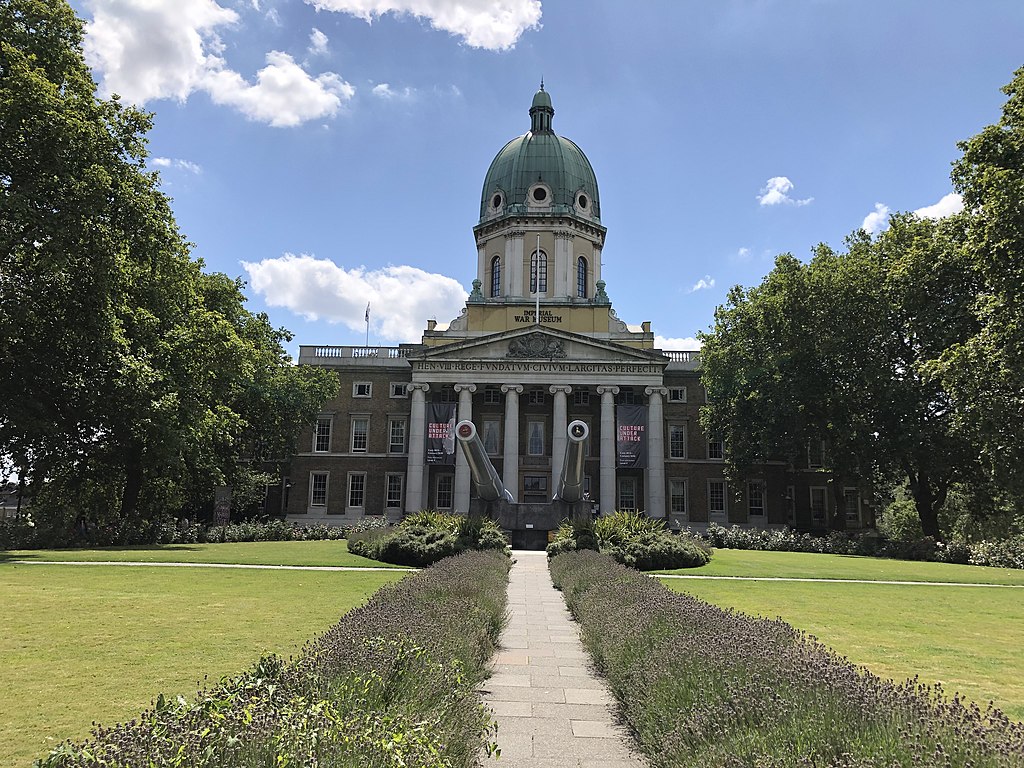 The front of the Imperial War Museum in London. Photo by 	Launus. Source: Wikimedia Commons.