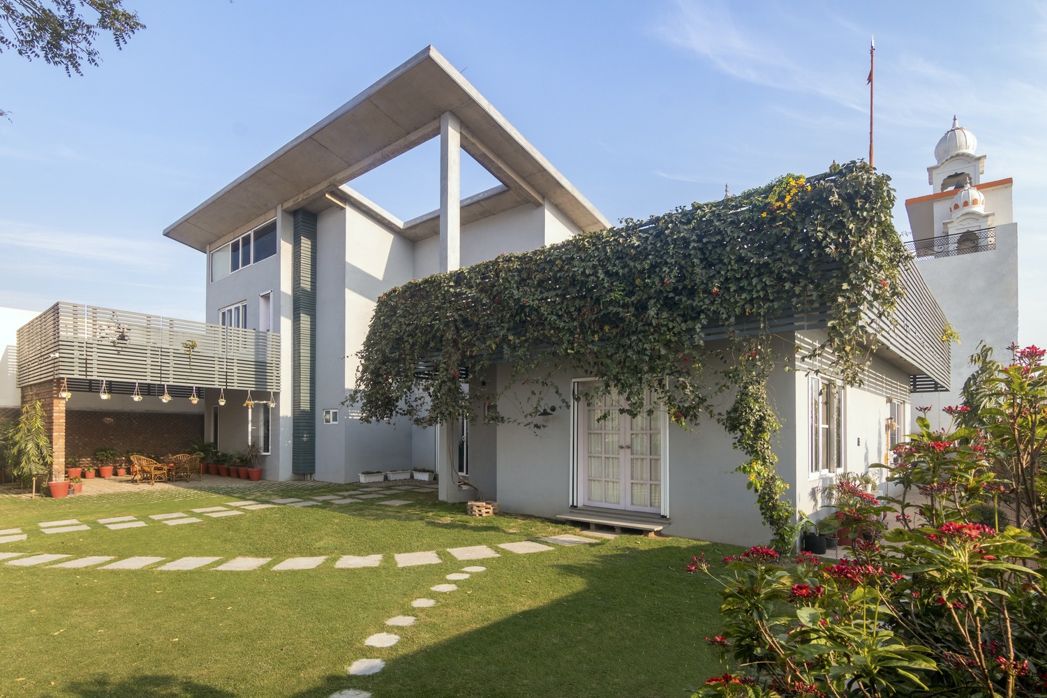 The exterior of the Nilaya Residence. Photo by Harsh Nigam.
