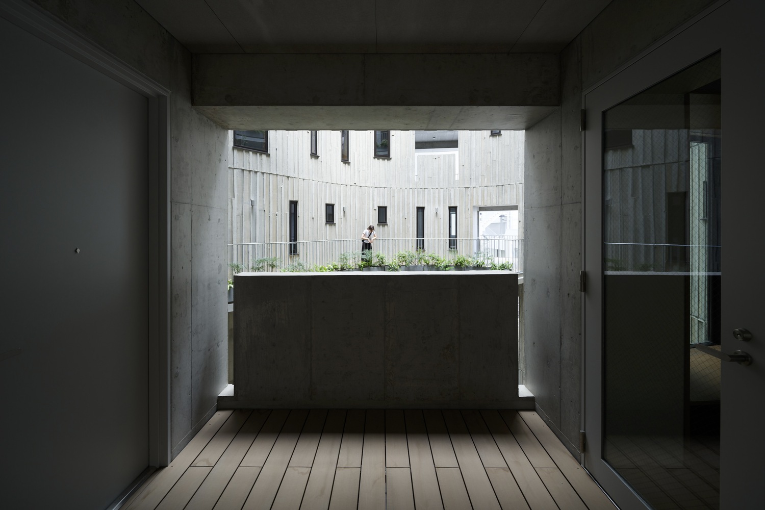 Terraces in the apartment complex that faces the courtyard. Photo by Masao Nishikawa.