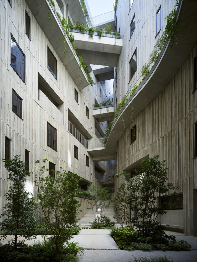 A look at the courtyard from the bottom. Photo by Masao Nishikawa.