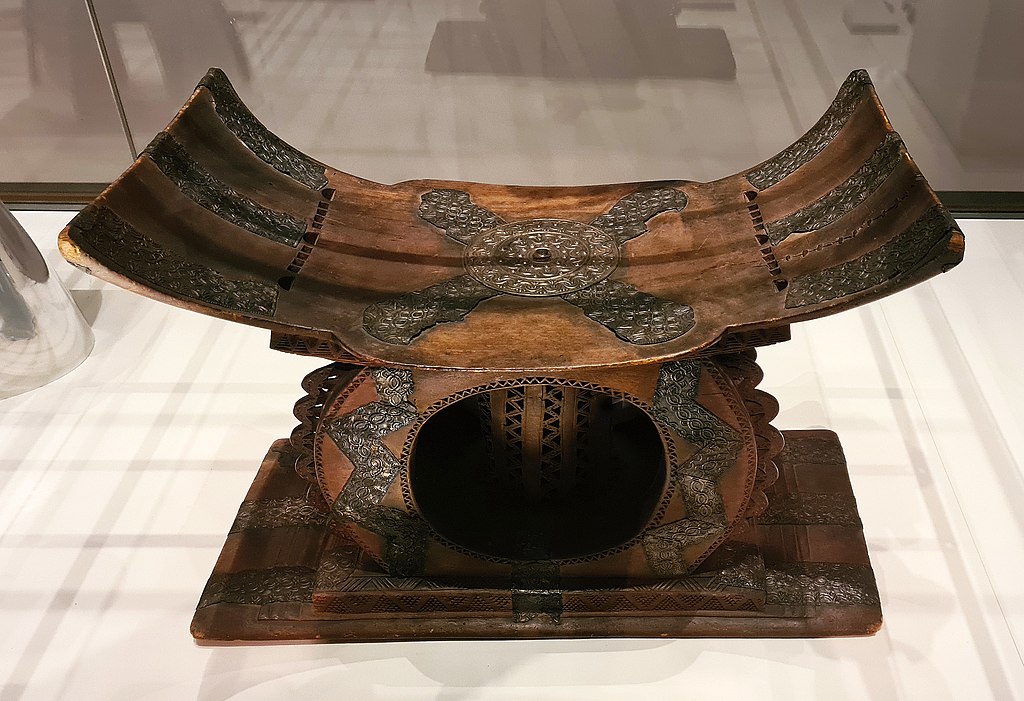 A stool from the Asante Royal Court in the British Museum. Photo by Ji-Elle. Source: Wikimedia Commons.