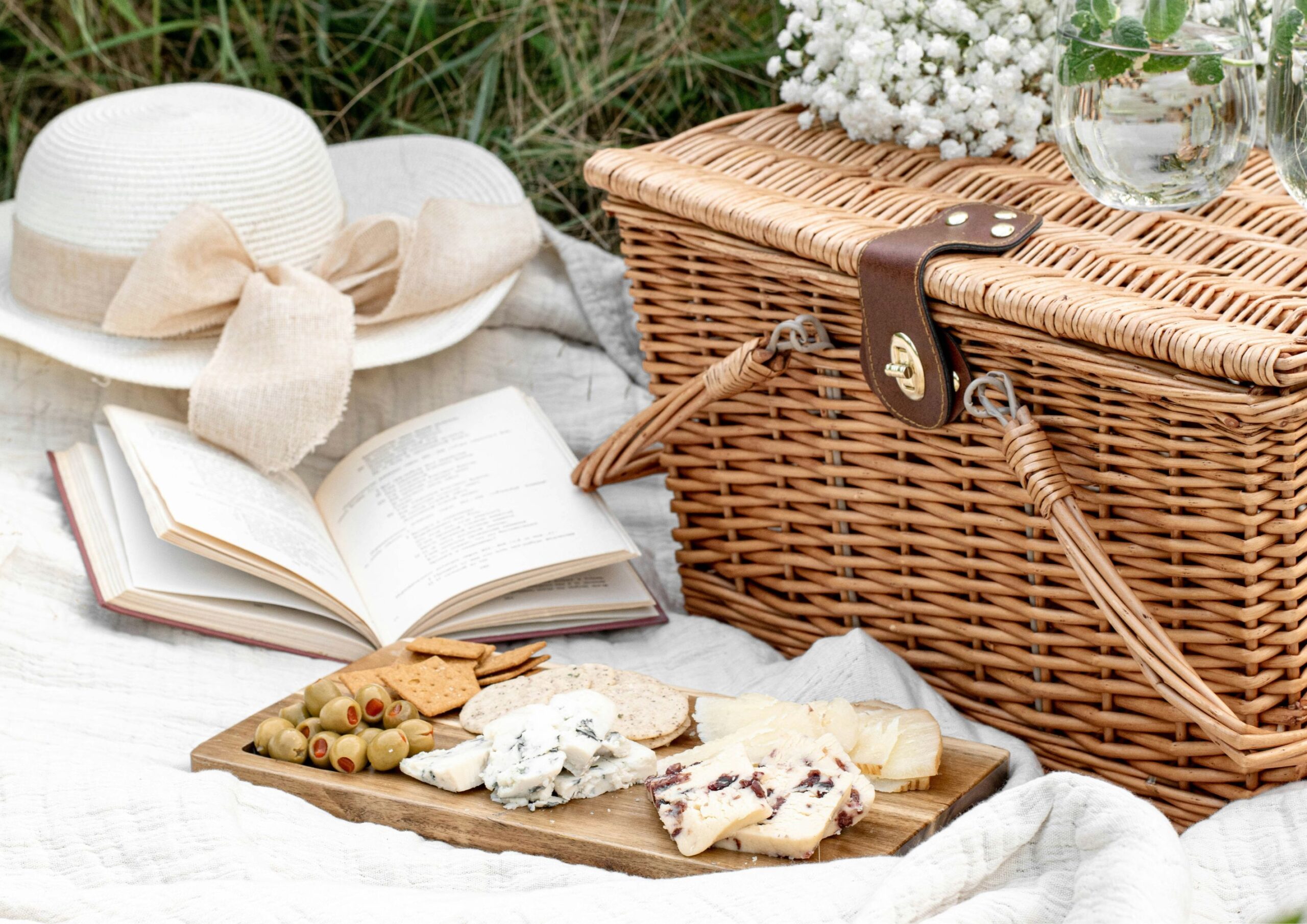 How To Create a Memorable Summer Backyard Picnic.