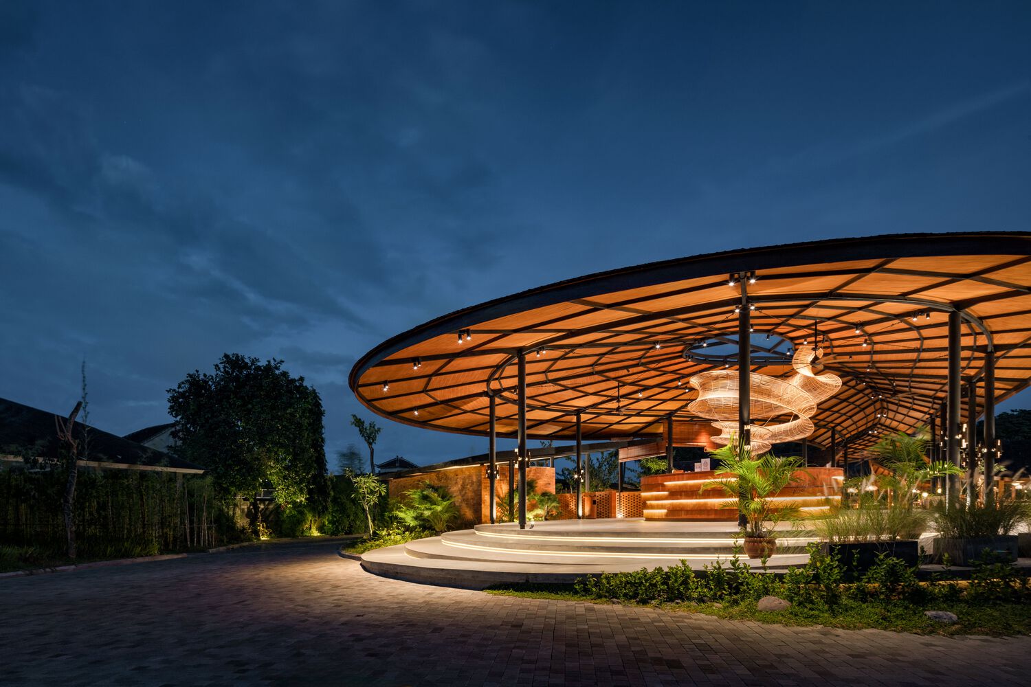 The roof that greets visitors entering the restaurant. Photo by Indra Wiras.