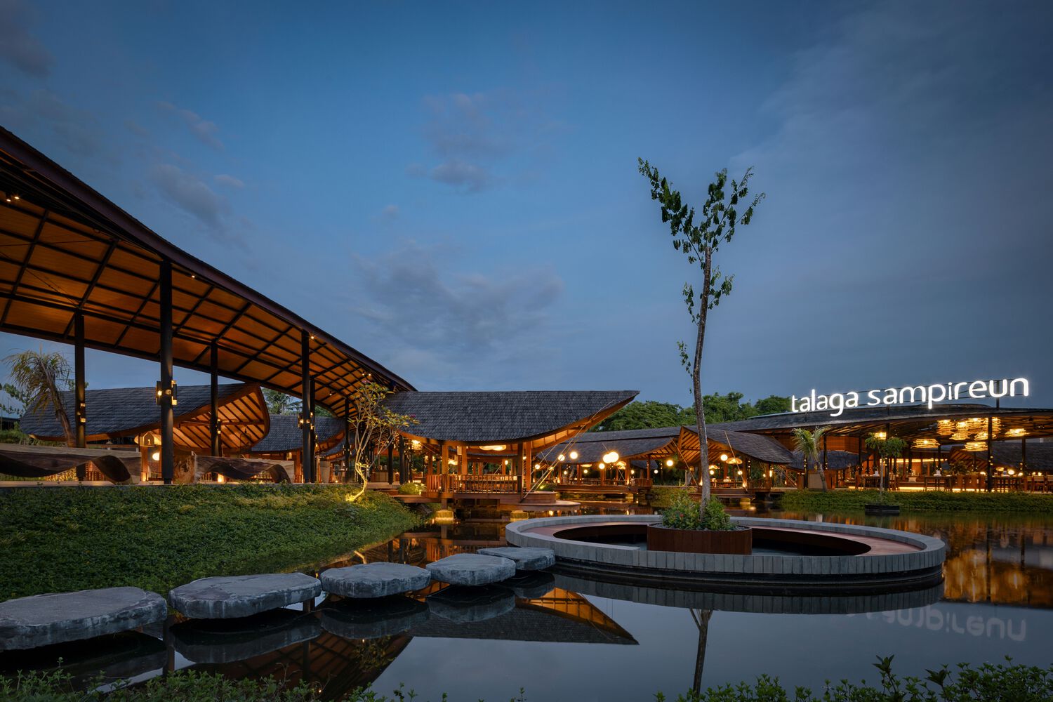 A side perspective of the Talaga Sampireun Bali restaurant. Photo by Indra Wiras.