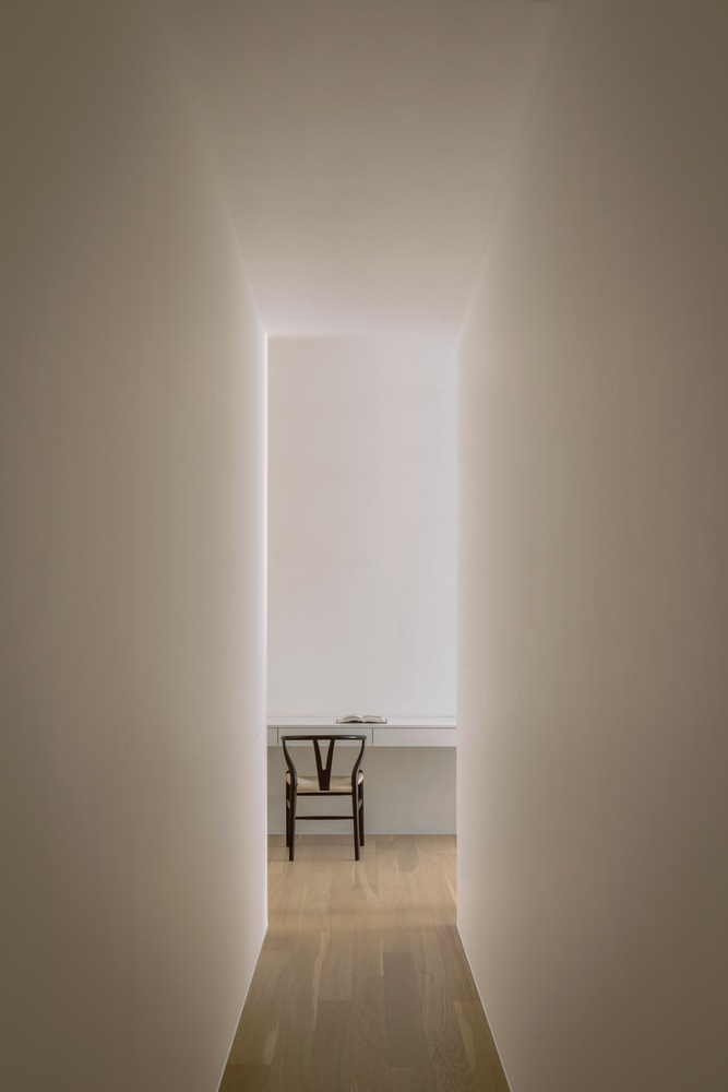 One of the rooms from the hallway. Photo by Cesar Béjar.