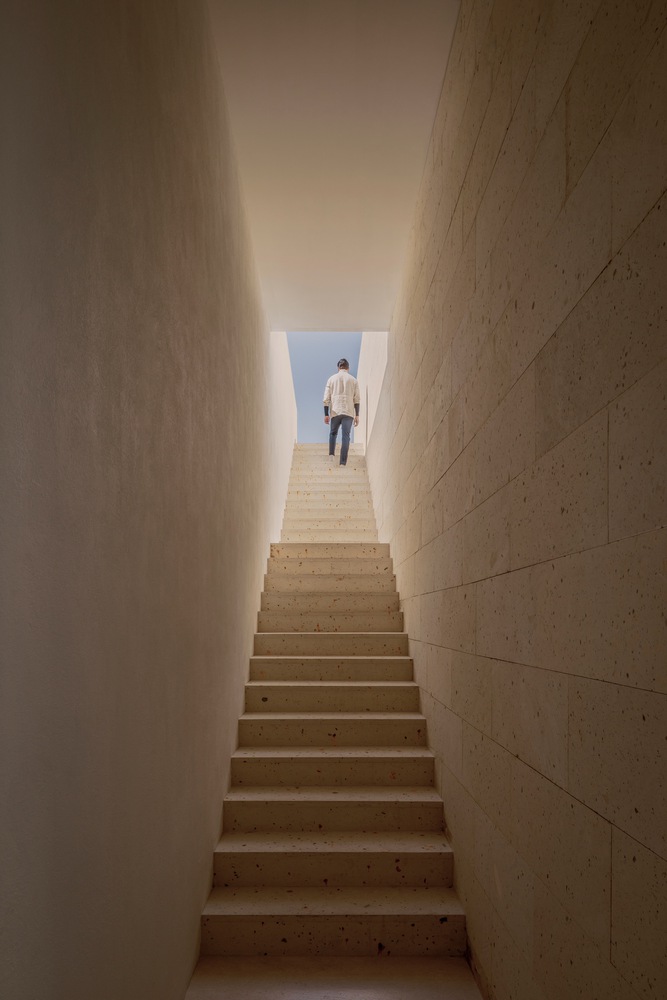 Stairwell of Shi House. Photo by Cesar Béjar.