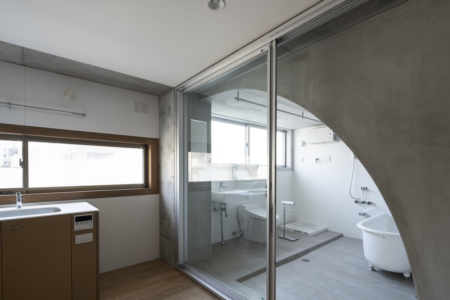 Bathroom under a half-arch. Photo by Masao Nishikawa.