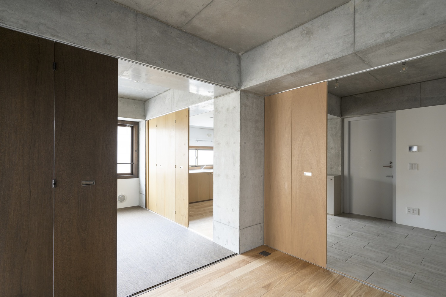 Sliding doors in a room in Mikumizaka Flats. Photo by Masao Nishikawa.