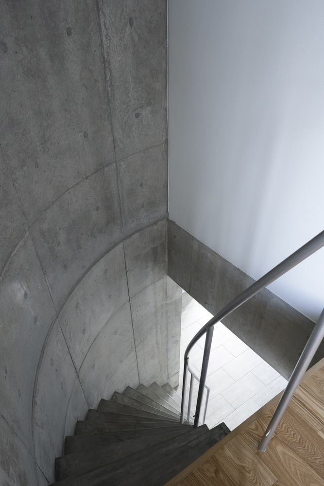 Staircase of Mikumizaka Flats. Photo by Masao Nishikawa.