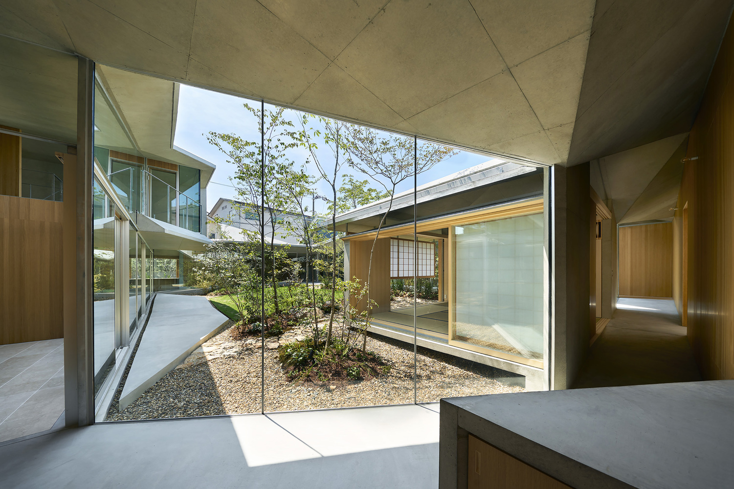 Spacious look at one of the rooms in House of Muko. Photo by Toshiyuki Yano.