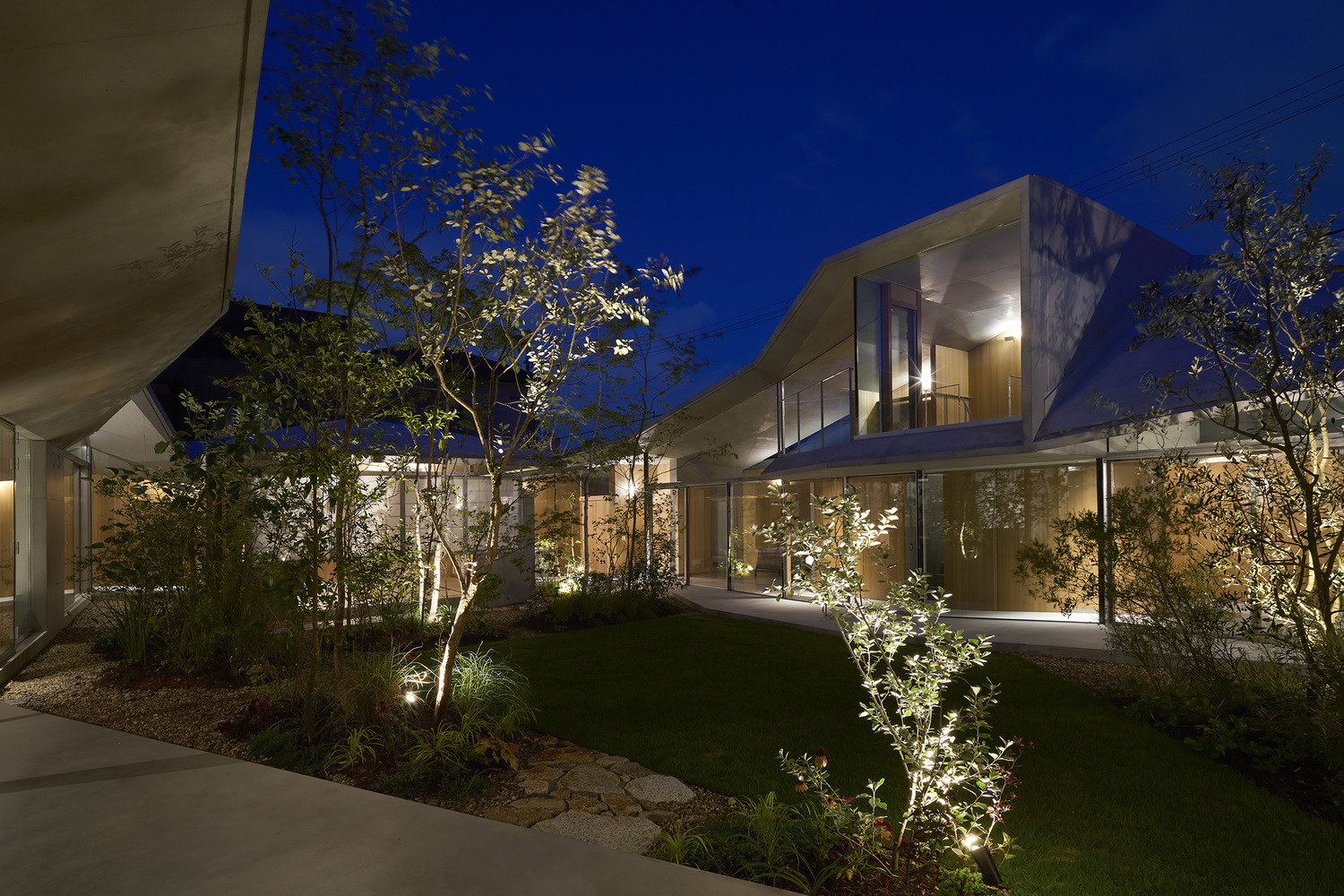 House in Muko's courtyard at night. Photo by Toshiyuki Yano.