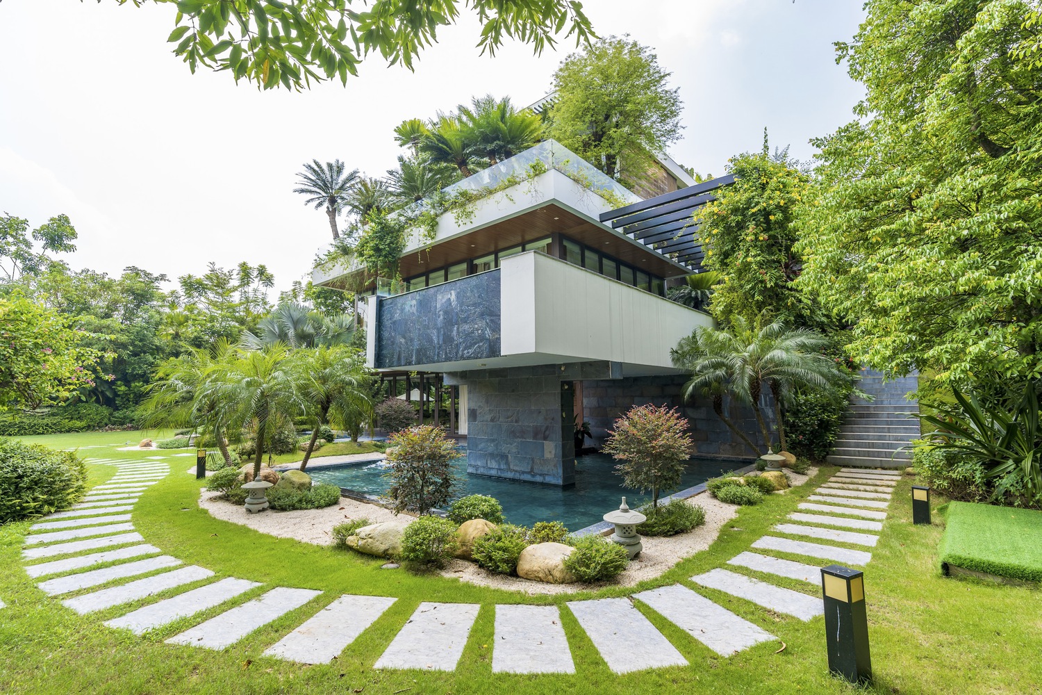 Side view of the Villa. Photo by Nghĩa Toản.