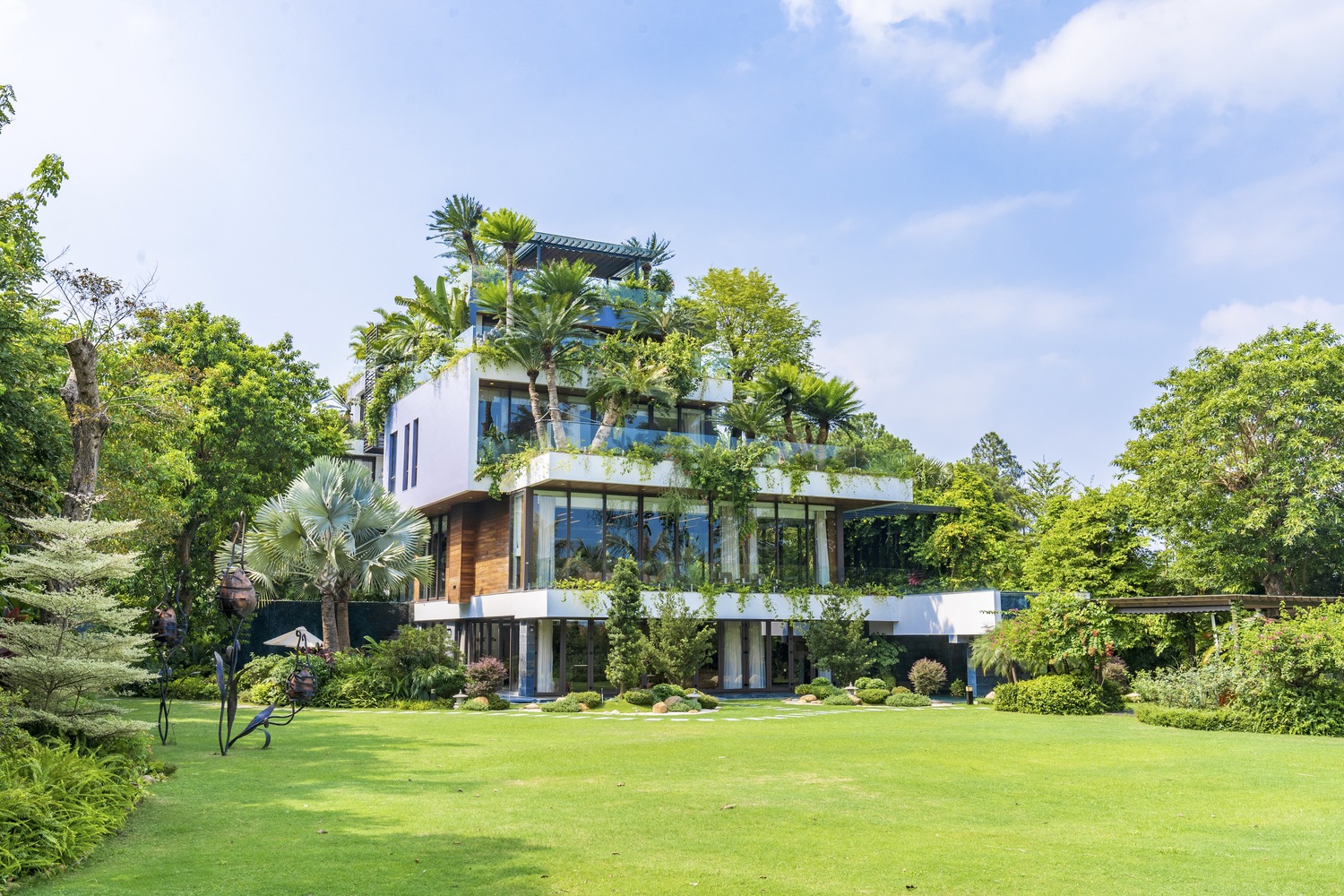 Front view of Legend Mansion Villa. Photo by Nghĩa Toản.