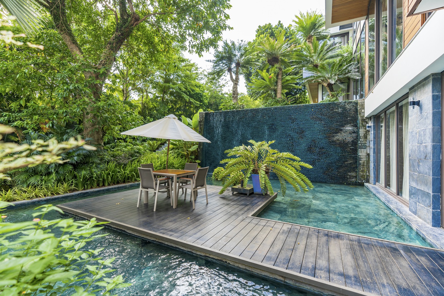 A rest area in Legend Mansion Villa surrounded by water. Photo by Nghĩa Toản.