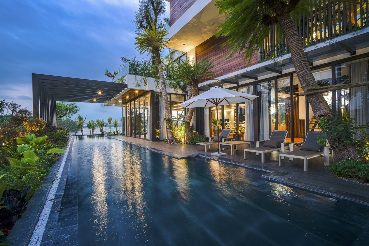 Swimming pool area at dusk. Photo by Nghĩa Toản.