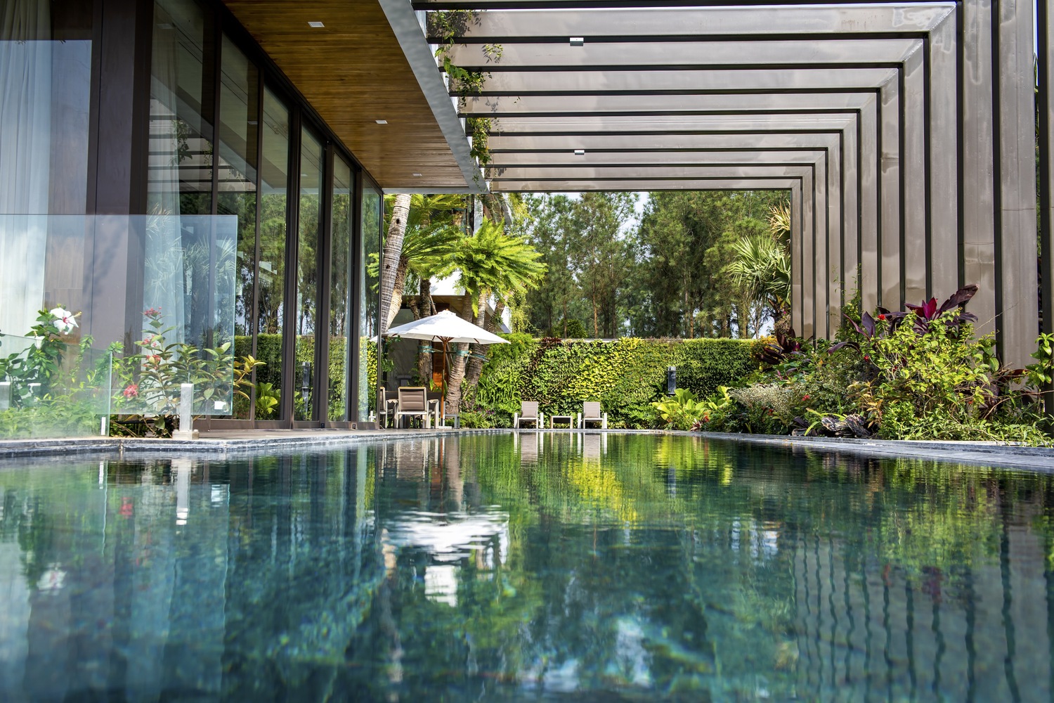 Swimming pool area of Legend Mansion Villa. Photo by Nghĩa Toản.