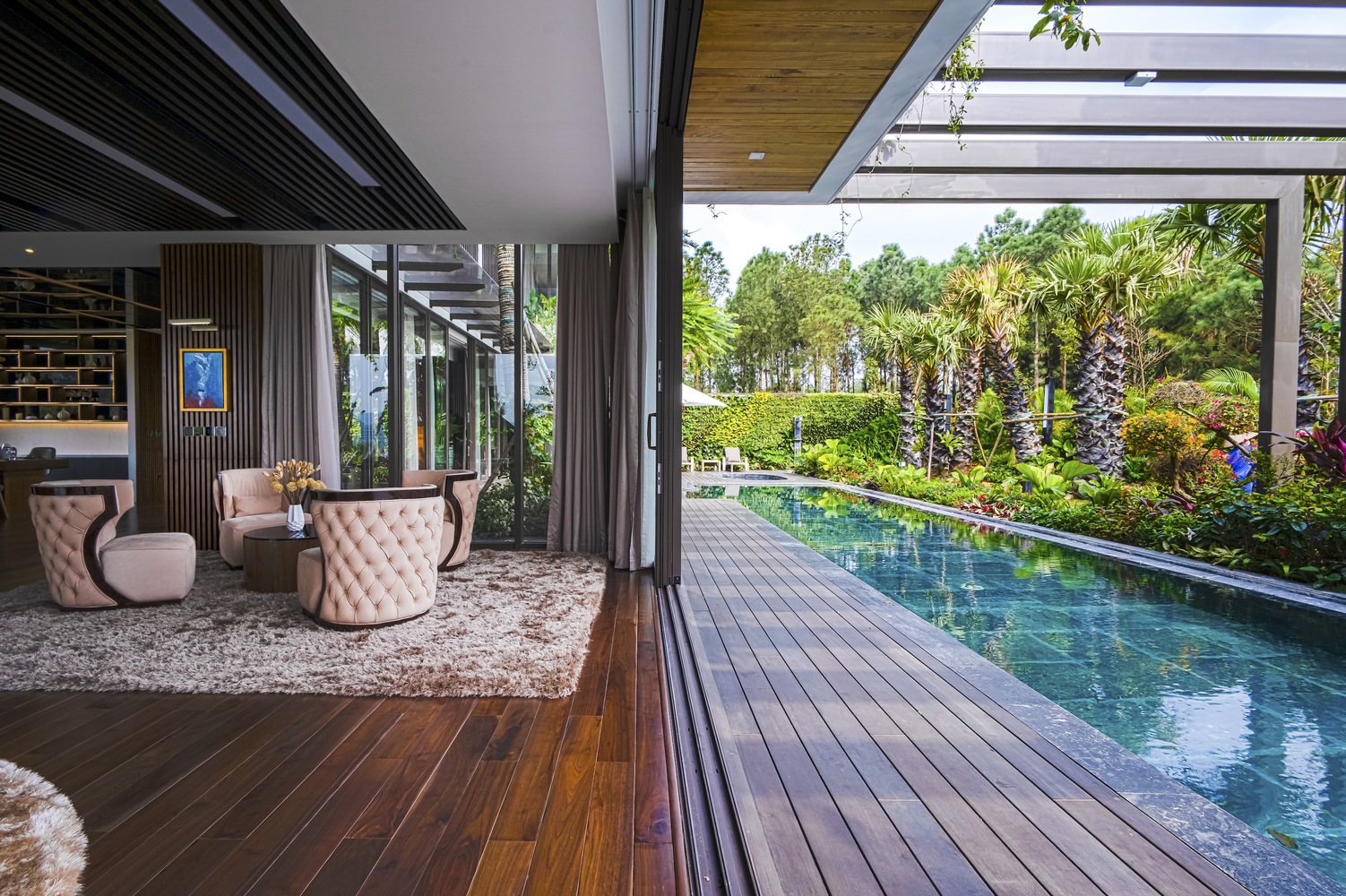 The living room next to the swimming pool. Photo by Nghĩa Toản.