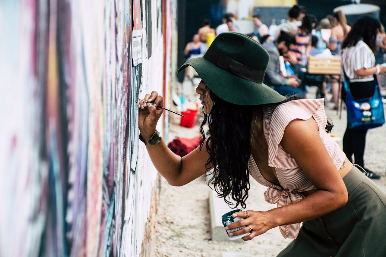 An artist painting on a canvas. Photo by Brett Sayles. Source: Pexels.