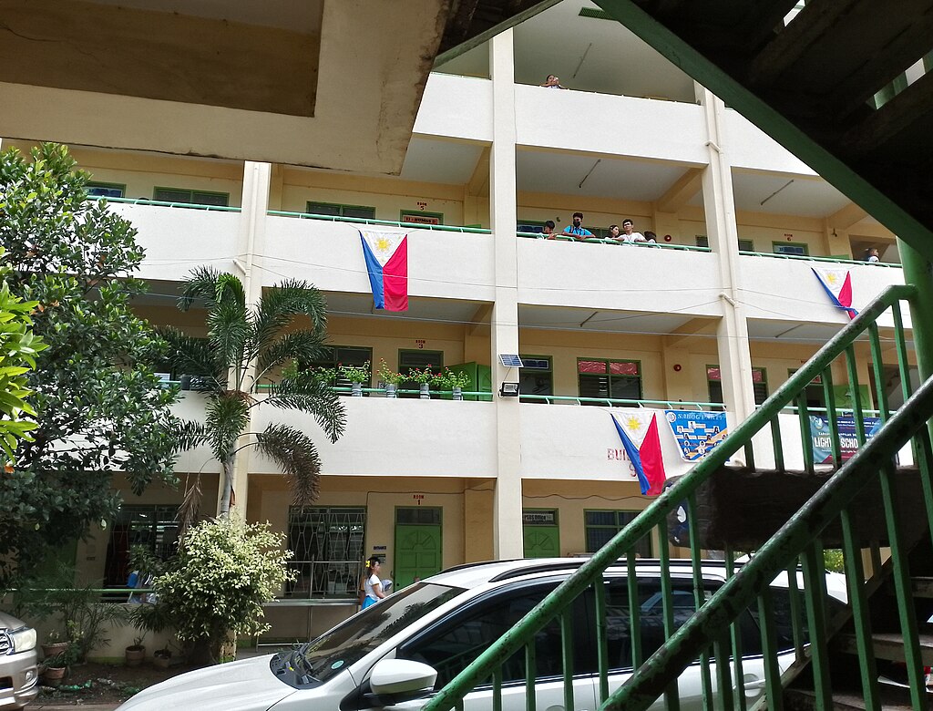 A high school in Cebu. Photo by PaulGorduiz106. Source: Wikimedia Commons.