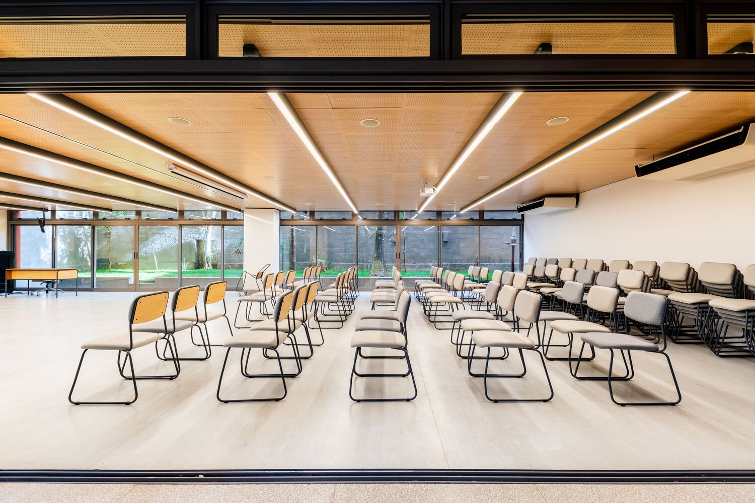 Classroom area of Rudolf Steiner University. Photo by Nelson Kon and Guilherme Pucci