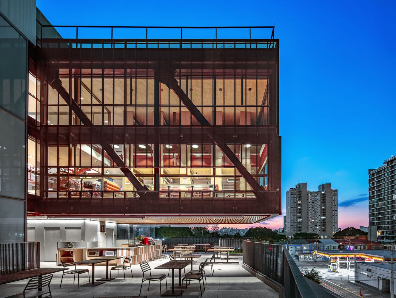 The outdoor patio at night. Photo by Nelson Kon and Guilherme Pucci