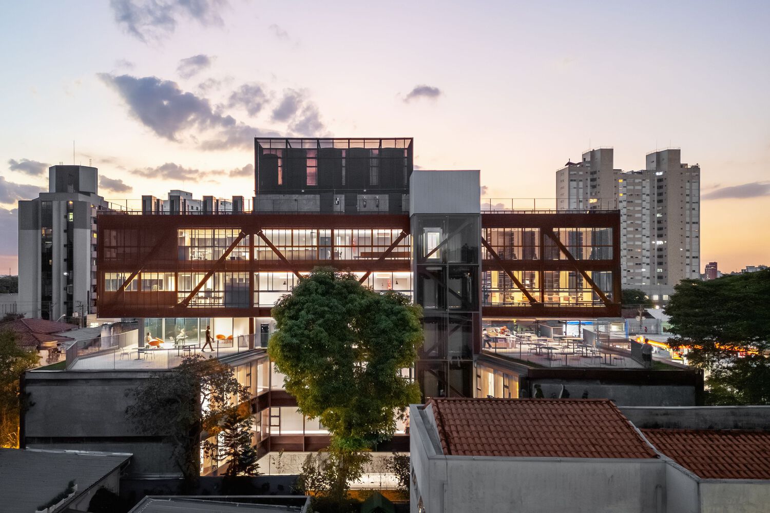 The exterior of Rudolf Steiner University at dusk. Photo by Nelson Kon and Guilherme Pucci