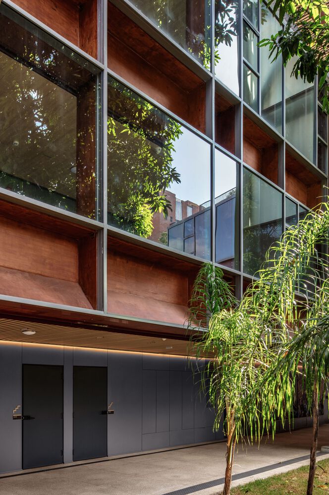 Exterior facade near the courtyard of Rudolf Steiner University. Photo by Nelson Kon and Guilherme Pucci