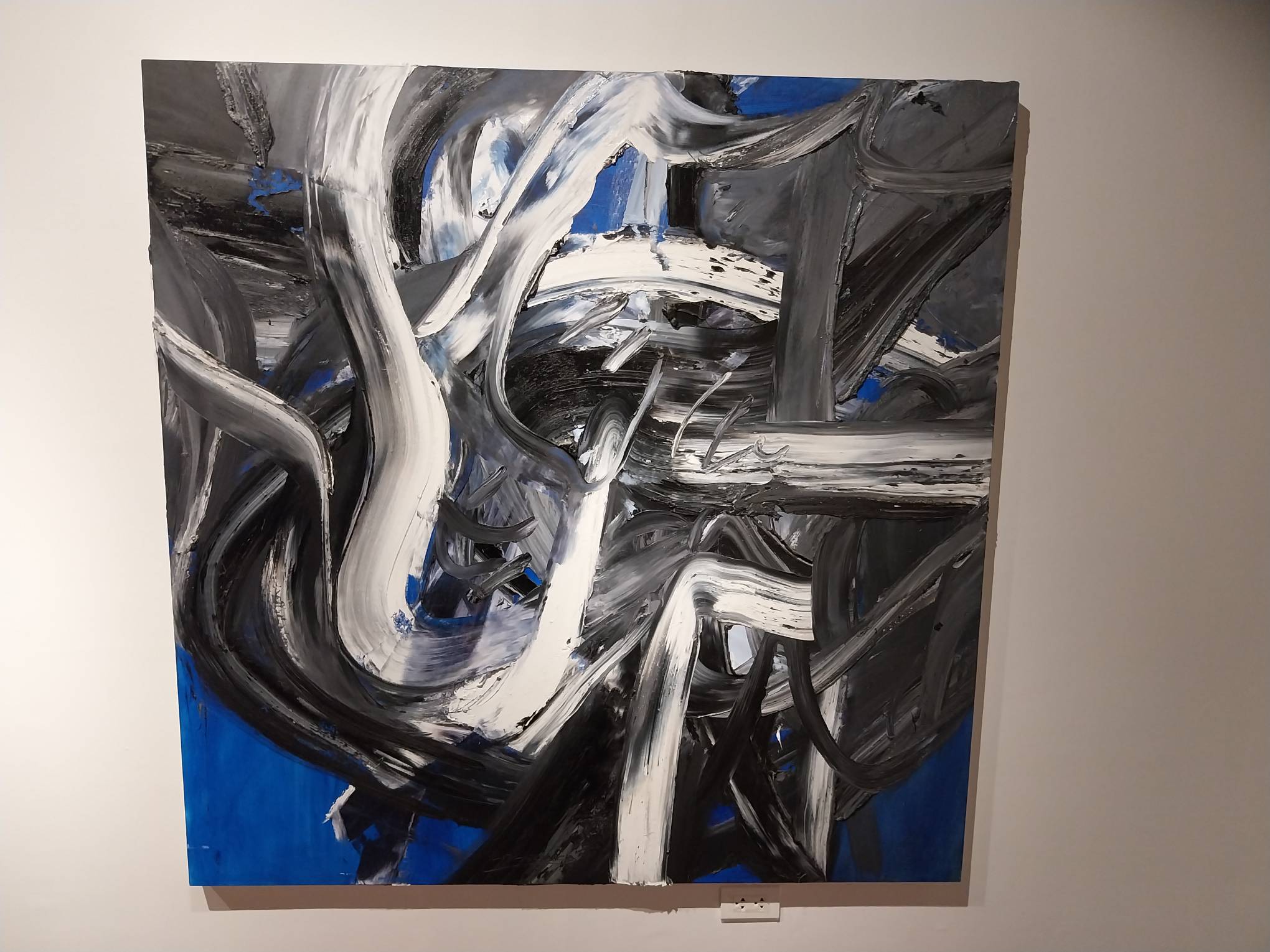 Black-and-white-esque abstract painting by Jojo Lofranco. Photo by Elle Yap.