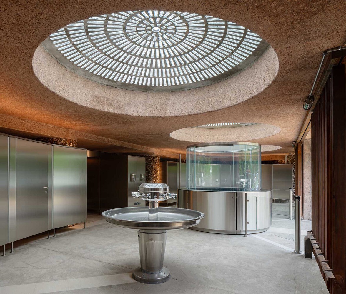 Sink and vestibule area of Trocadéro Gardens. Photo by Yves Marchand, Romain Meffre, and Hervé Piraud. 