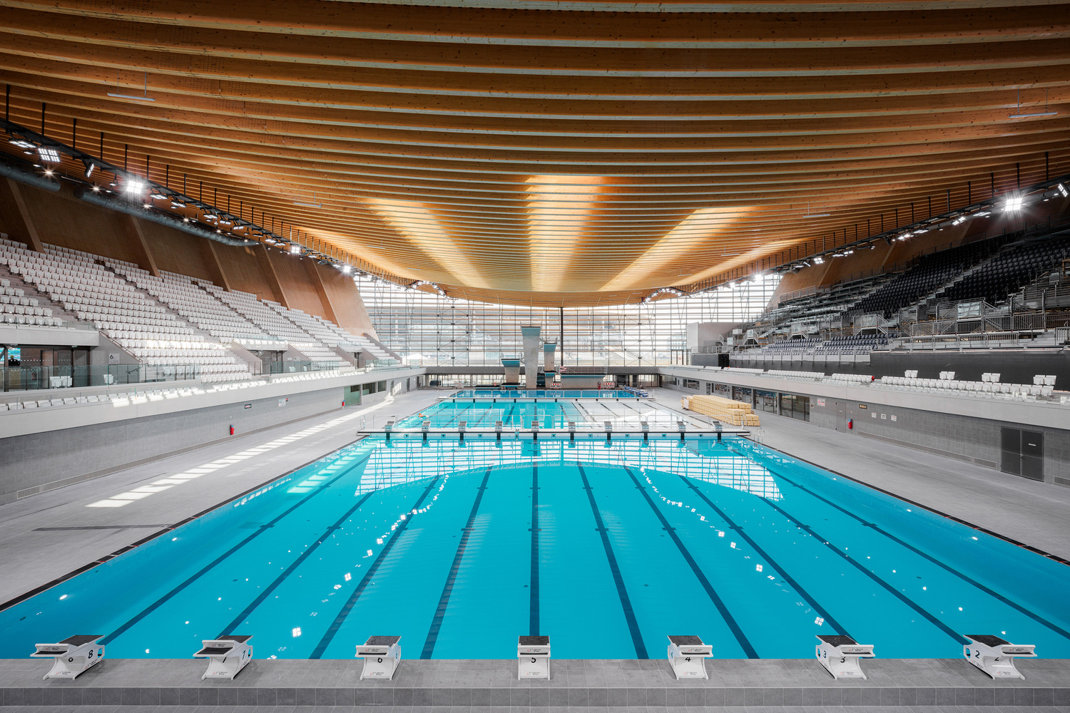 Long view of the swimming and spectator area of the building. Photo by Salem Mostefaoui and Simon Guesdon.