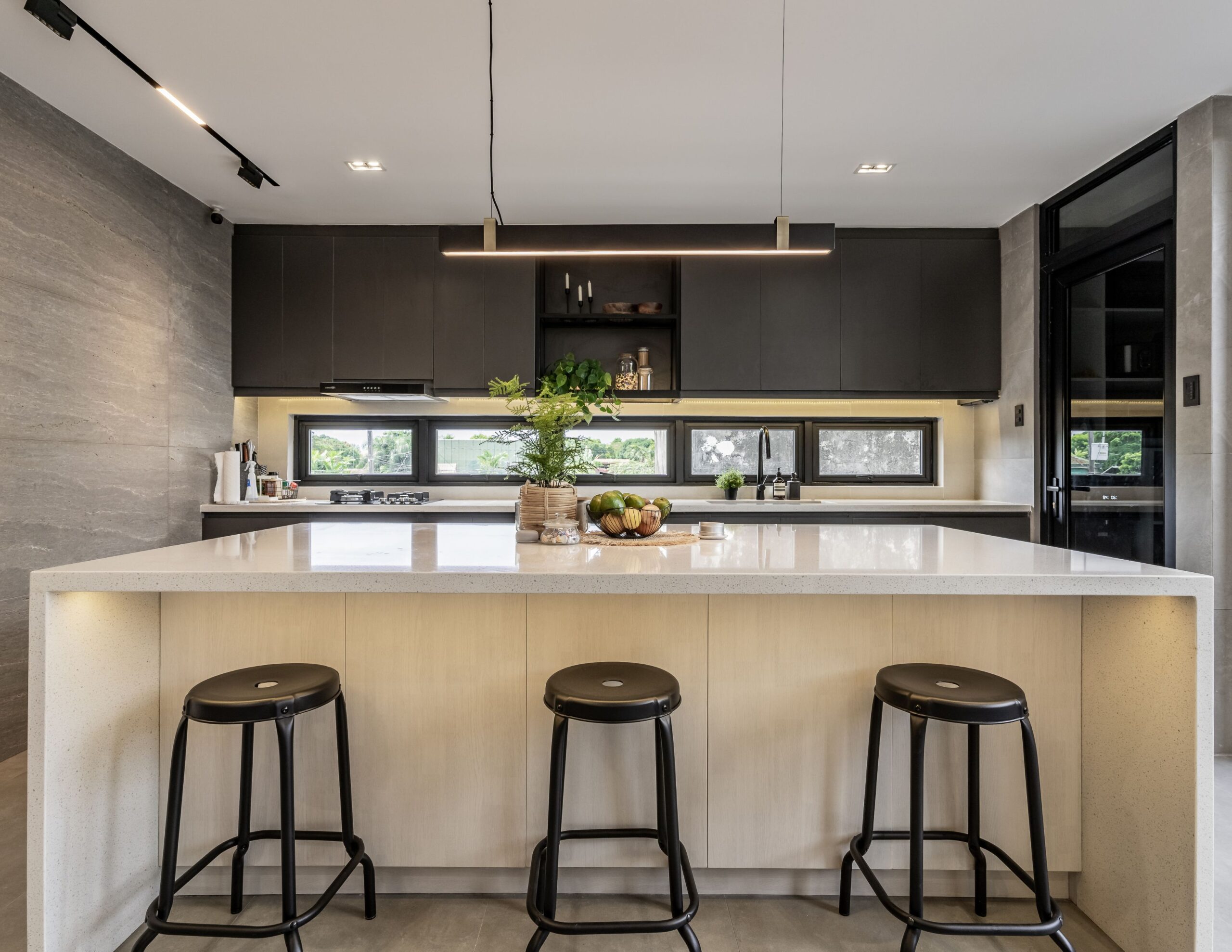 V House's kitchen blends function and aesthetics with a minimal palette.