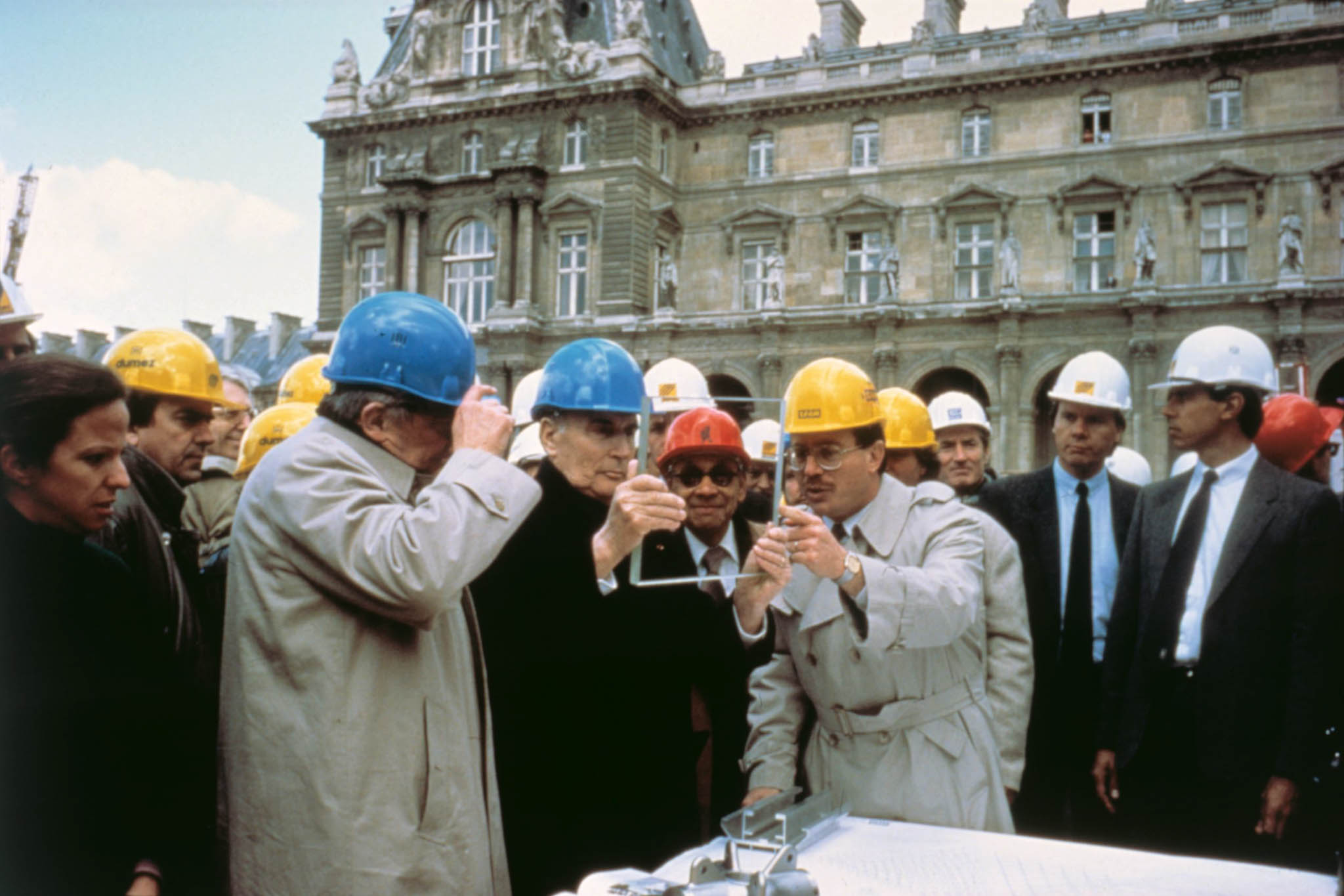 I. M. Pei and French president François Mitterrand inspecting a glass sample for the Louvre pyramid 1987 | © Marc Riboud/Fonds Marc Riboud au MNAAG/Magnum Photos.