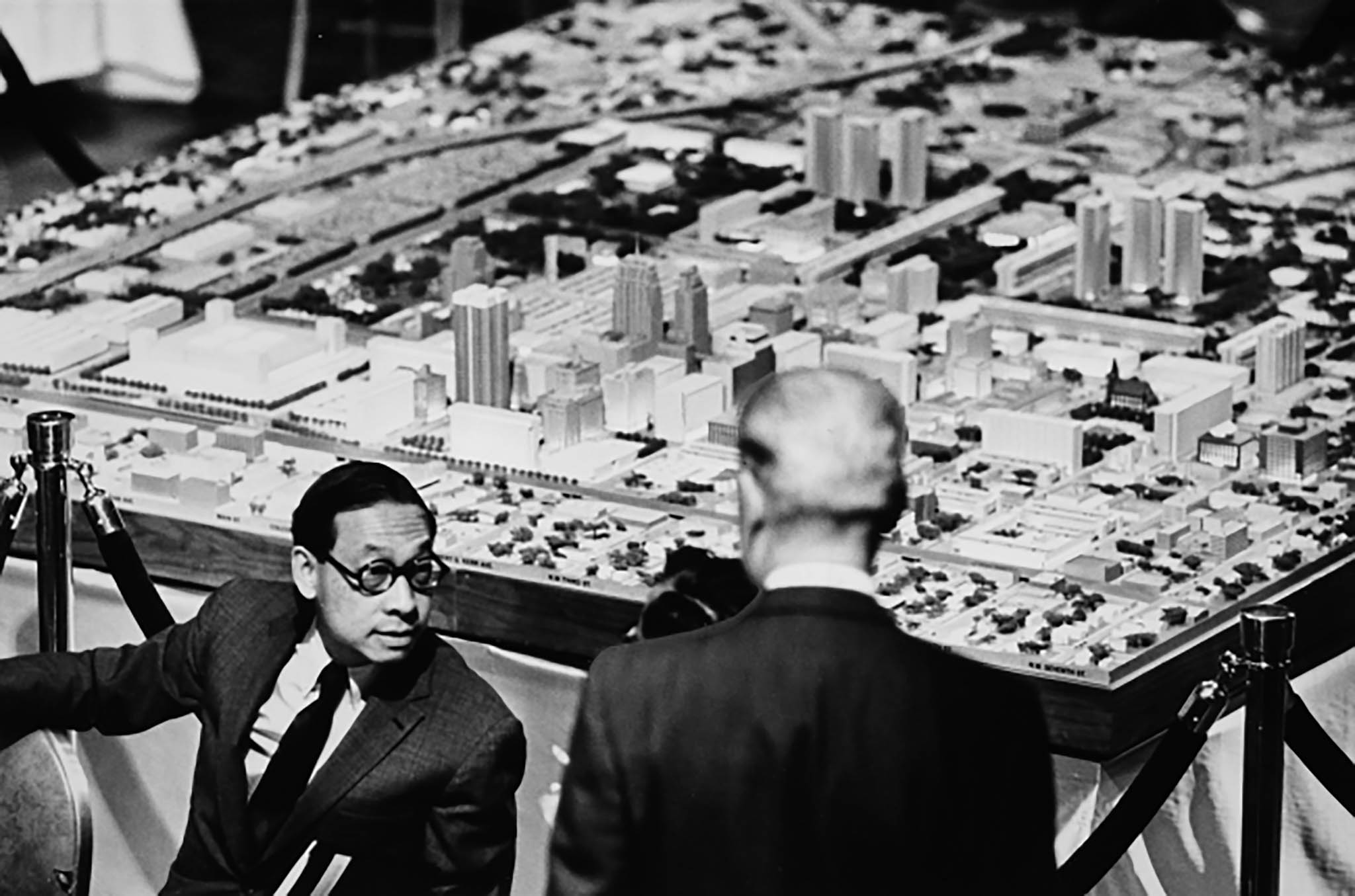 I. M. Pei explaining his proposal for Oklahoma City’s new downtown to a city official with a presentation model, ca.1964 | © The Oklahoman – USA TODAY NETWORK.