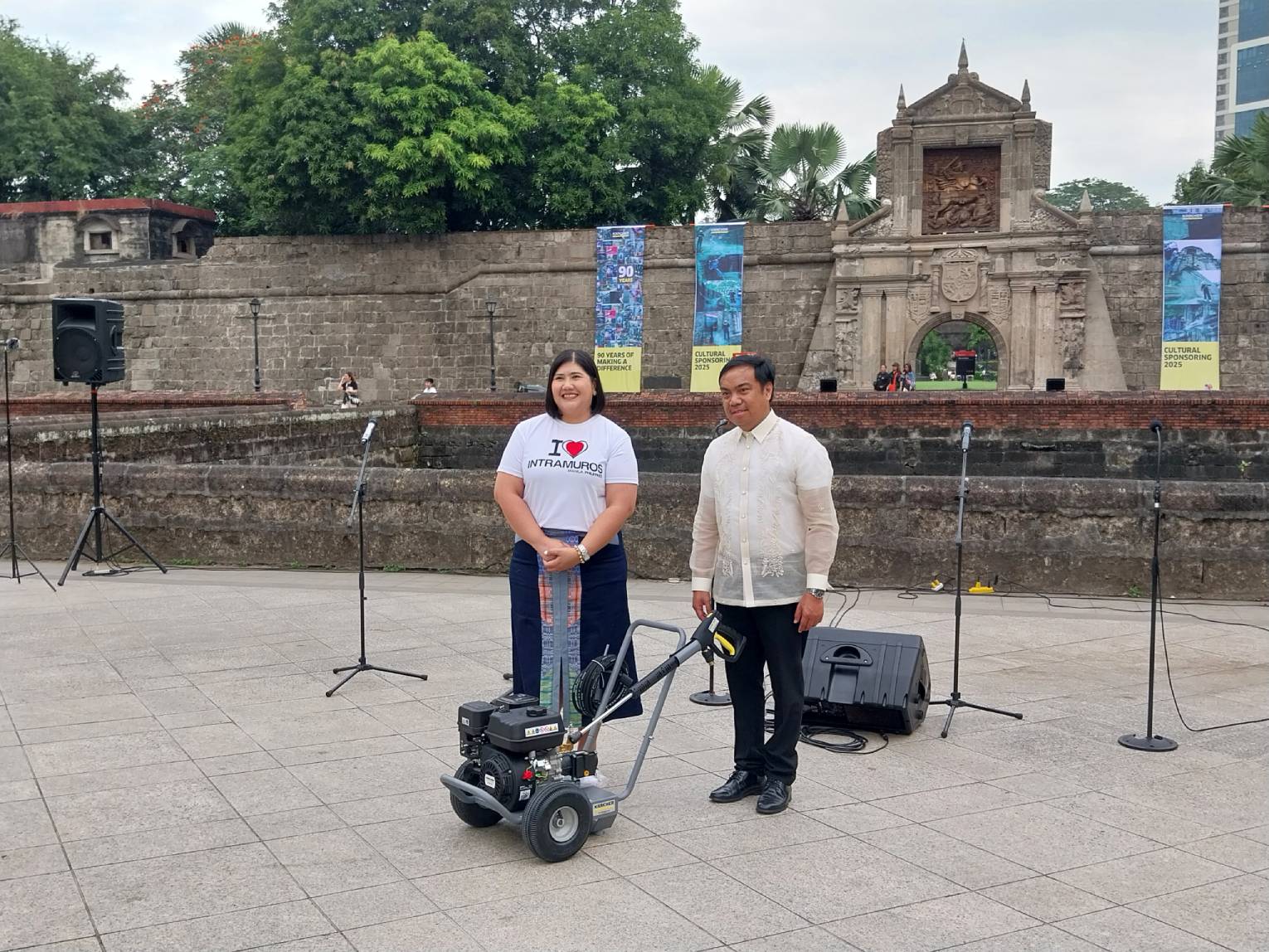 A ceremonial giving of Kärcher equipment between Intramuros Administration head Joan Padilla and Kärcher Philippines general manager Darwin Banez.